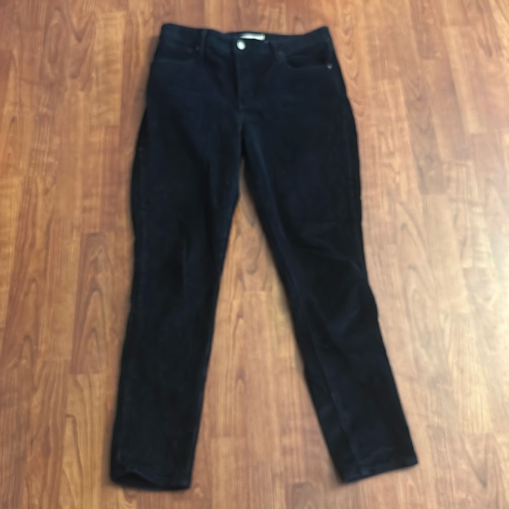 Levi Strauss & Co 721 high rise skinny size 32. Black corduroy pants.